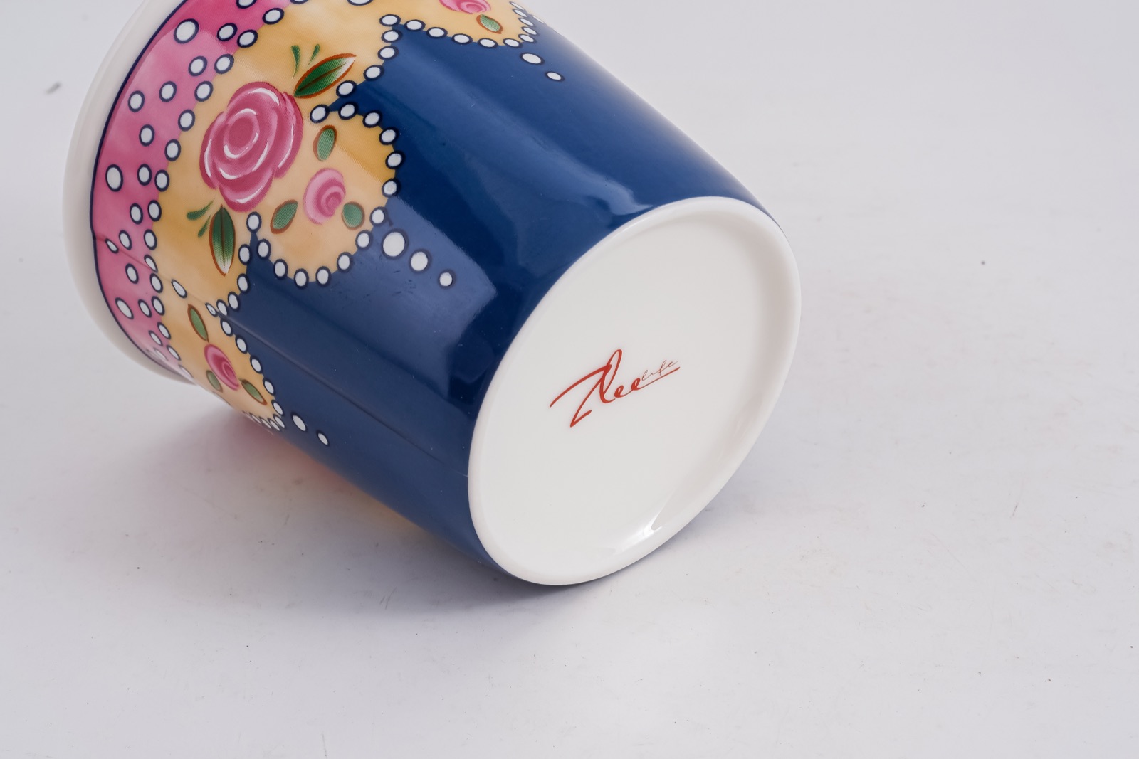 ZLEELIFE mark debossed on the base of a Flora cup