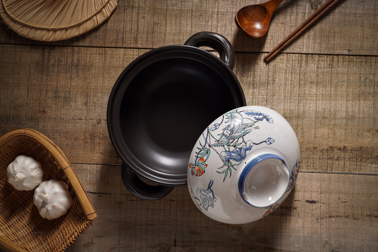 Han Dan casserole with its lotus lid set beside it